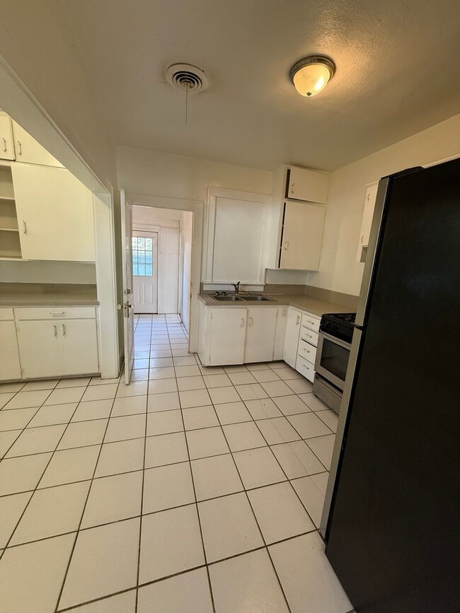 Building Photo - 905 S 23rd St