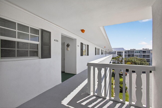 Building Photo - 907 Marina Dr