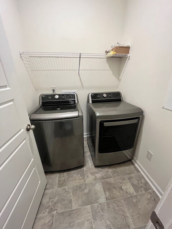 Foto del edificio - Move Right In to Your Practically Brand New Bonaire Home.