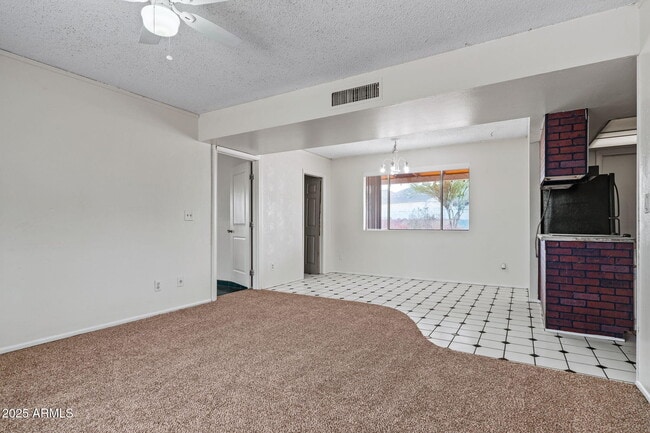 Building Photo - 13 E Desert Dr