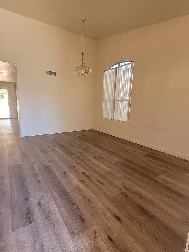 Building Photo - Stunning 4-bedroom 2.5 bath home