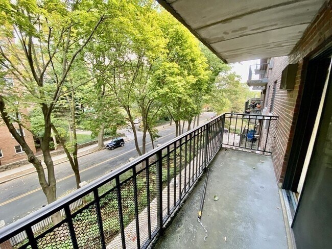 Foto del edificio - Modern 2-bed, 1.5-bath condo on the 4th fl...