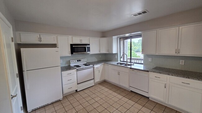 Building Photo - 2-Bed, 2-Bath Rental with Spacious Living ...