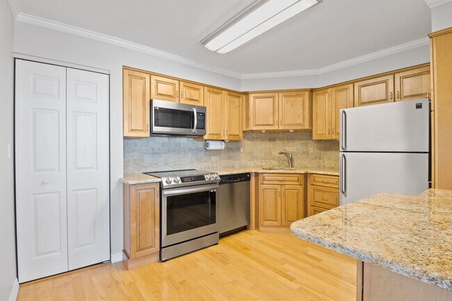 Building Photo - 1209 Harmon Cove Tower