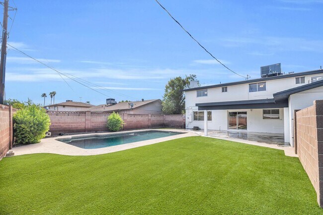 Foto del edificio - 6 Bedroom! 4 1/2 BATHS!  ASU! Diving Pool! Less than 1 mile to campus