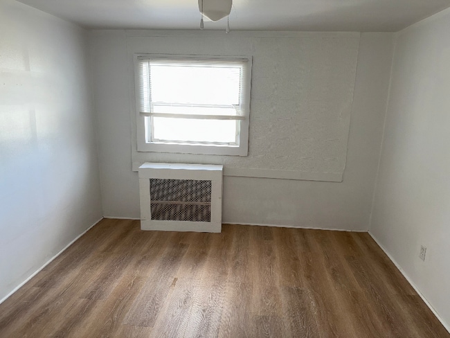 Building Photo - 564 S Main St