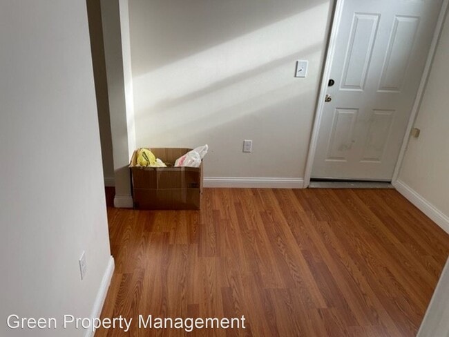 Building Photo - 1 br, 1 bath House - 30 S Main St NE Apt 2...