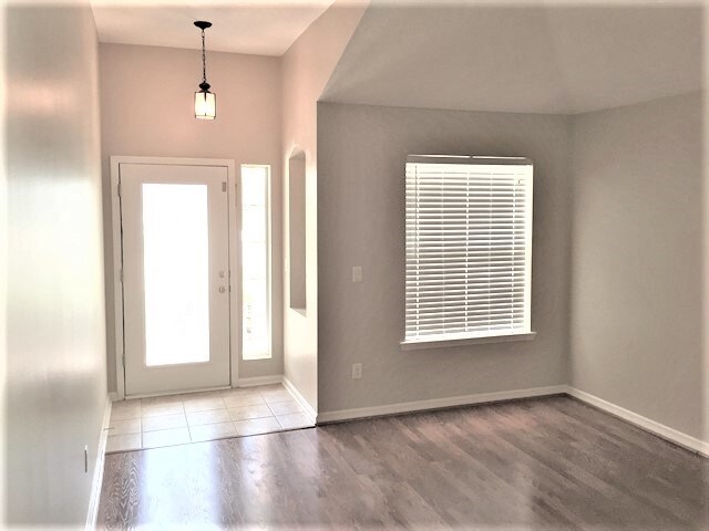 Building Photo - 636 Longcrest Ln