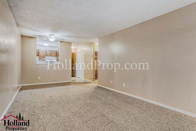 Foto del edificio - Charming 1-Bedroom Condo in a Quiet, Desirable Community!! NEW REDUCED PRICE at $1,050 ** 1 Appli...