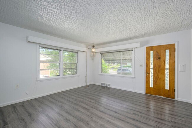 Building Photo - Single Family Home in Great Location!