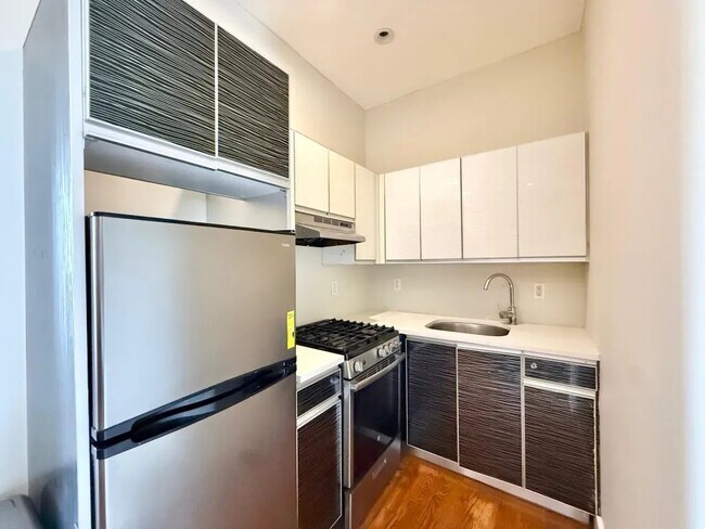 Foto del edificio - Furnished room/NOT APARTMENT
