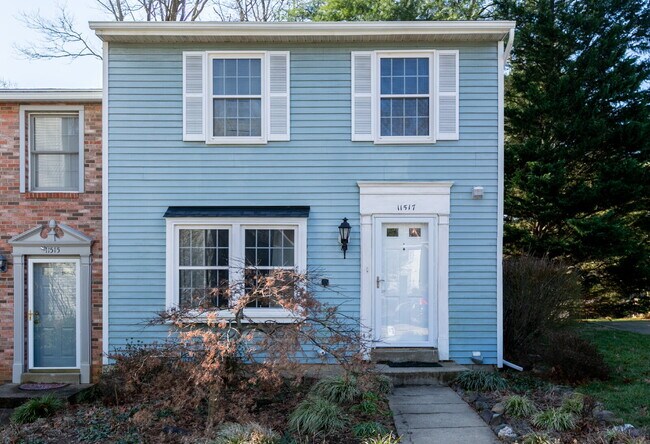 Building Photo - Bright and Spacious Townhome Living Near Reston