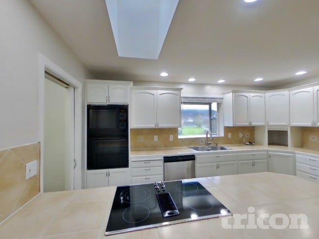 Building Photo - 302 3rd Ave SE