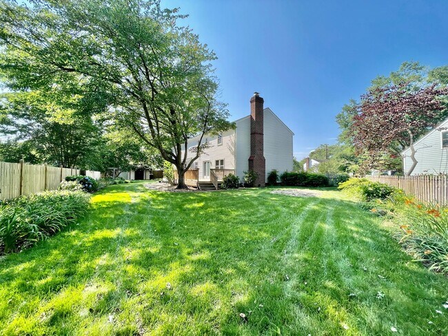 Foto del edificio - Available NOW! A 4-6 Bedroom Home! Attache...