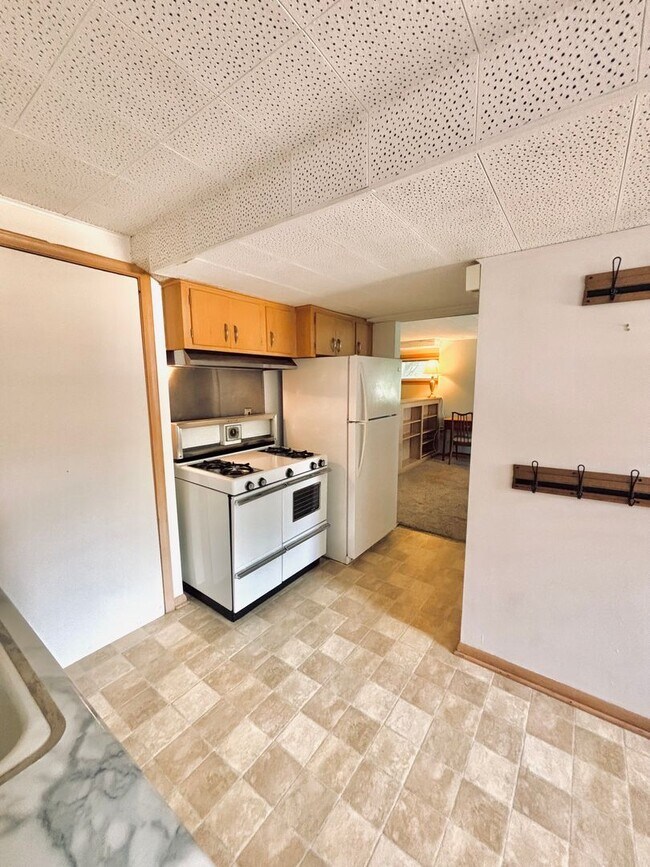 Foto del edificio - Quaint 1bed 1bath Lower Level Unit, With P...