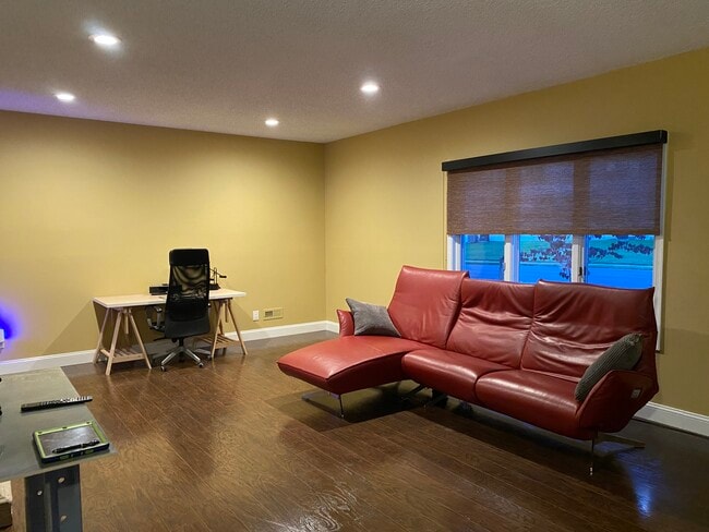 Building Photo - 425 Chanticleer