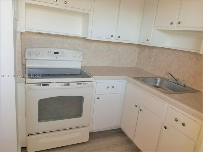 Foto del edificio - 720 NW 27th Ct