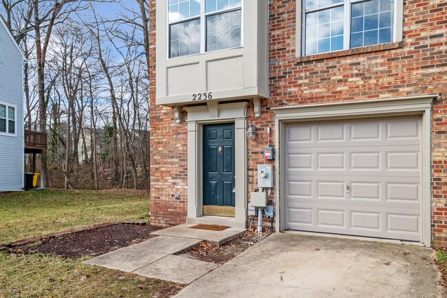 Building Photo - End Unit Townhome In Seven Oaks