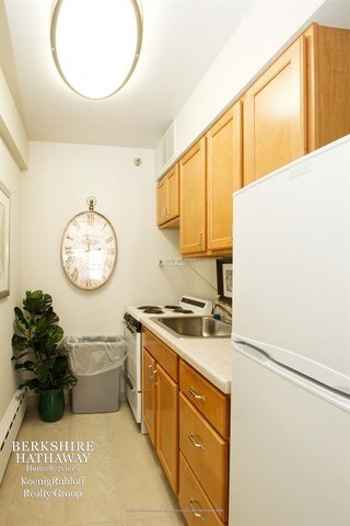 Building Photo - 3121 N Sheridan Rd