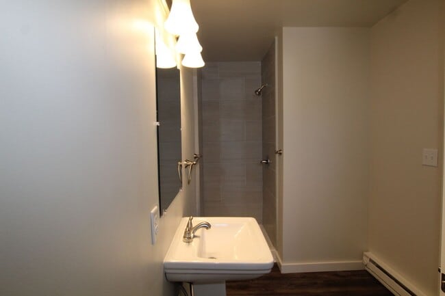 Foto del edificio - Beautifully remodeled and completed 1 bedroom apartment. FREE MONTH OF RENT!*