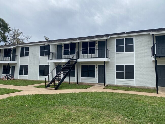 Building Photo - 102 Oakdale Ct