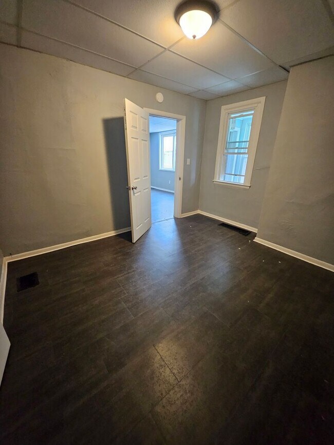 Foto del edificio - Lower 2 bedroom unit East Side