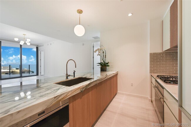 Building Photo - 2831 S Bayshore Dr