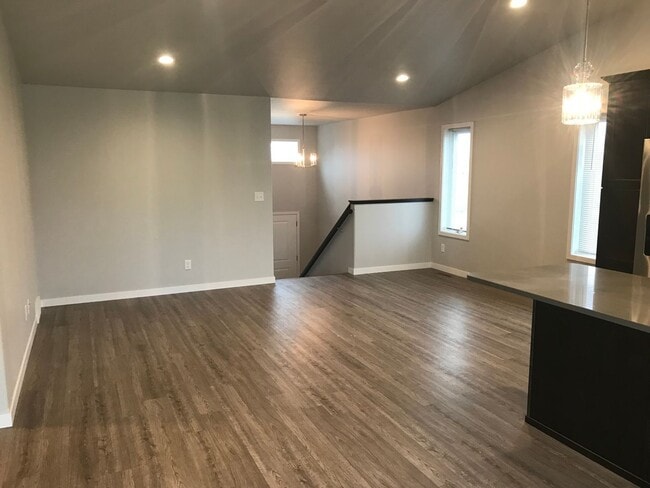 Building Photo - 4 bed 2 bath Single Family Home