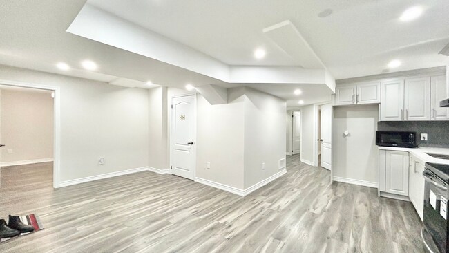 Building Photo - 16 Hawtrey Rd