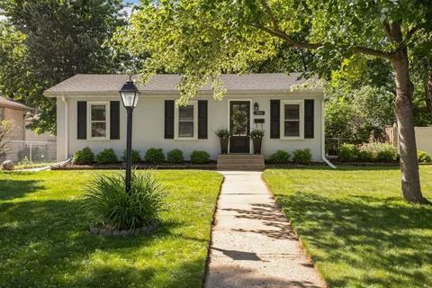 Foto del edificio - Charming 3-Bed Gem with Hardwood Floors in Saint Louis Park!