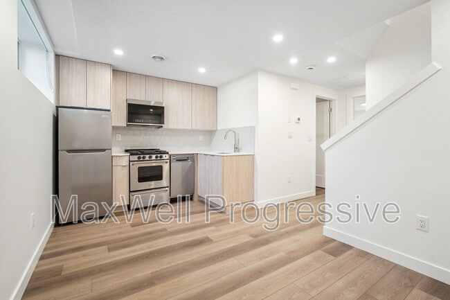 Building Photo - 9017-9093 93 St NW