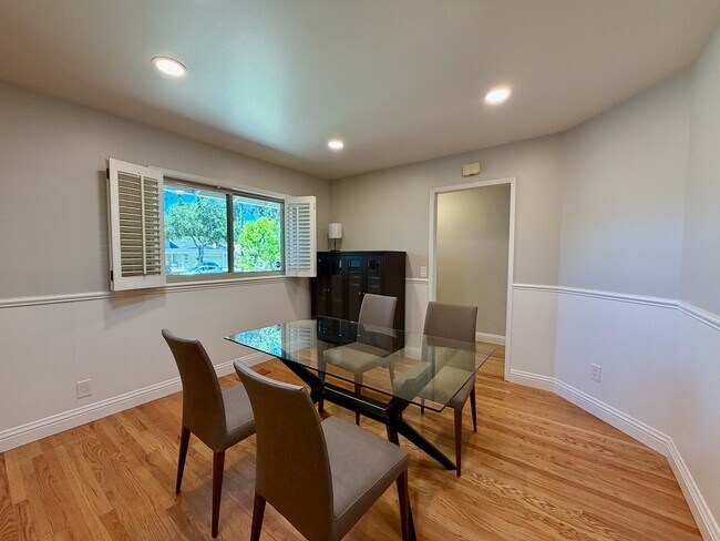 Building Photo - 832 Cathedral Dr