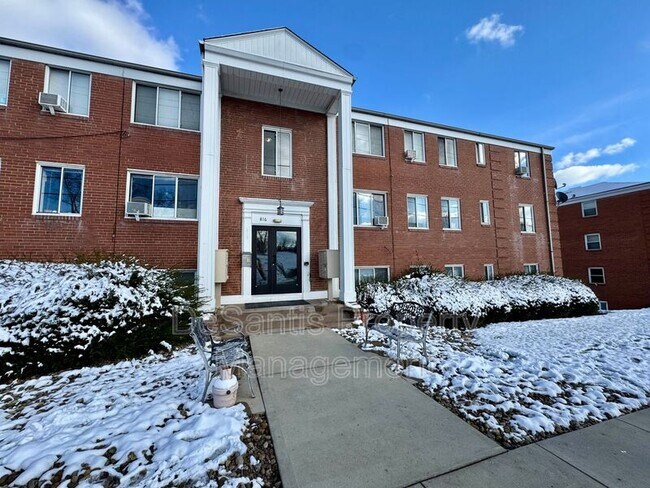 Building Photo - 816 Perry Hwy