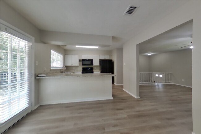 Building Photo - 8610 Pine Shores Dr