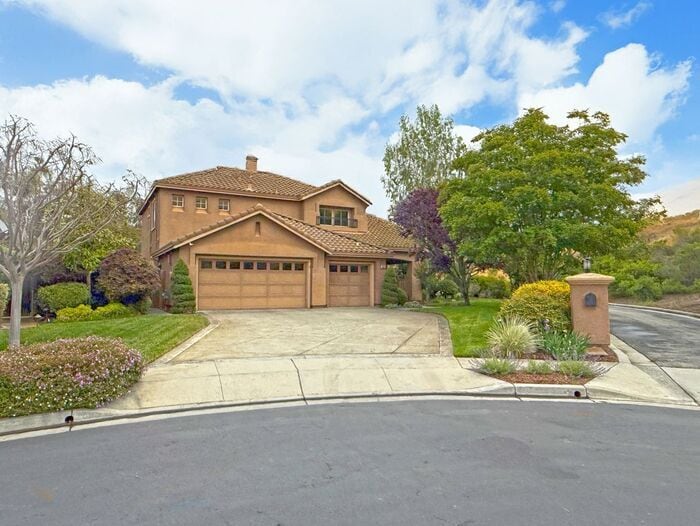 Primary Photo - 5881 Capilano Dr