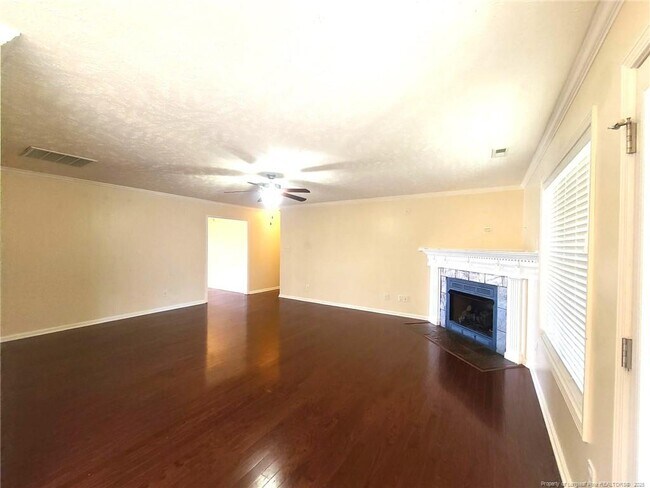Building Photo - 123 Royal Briar Ct