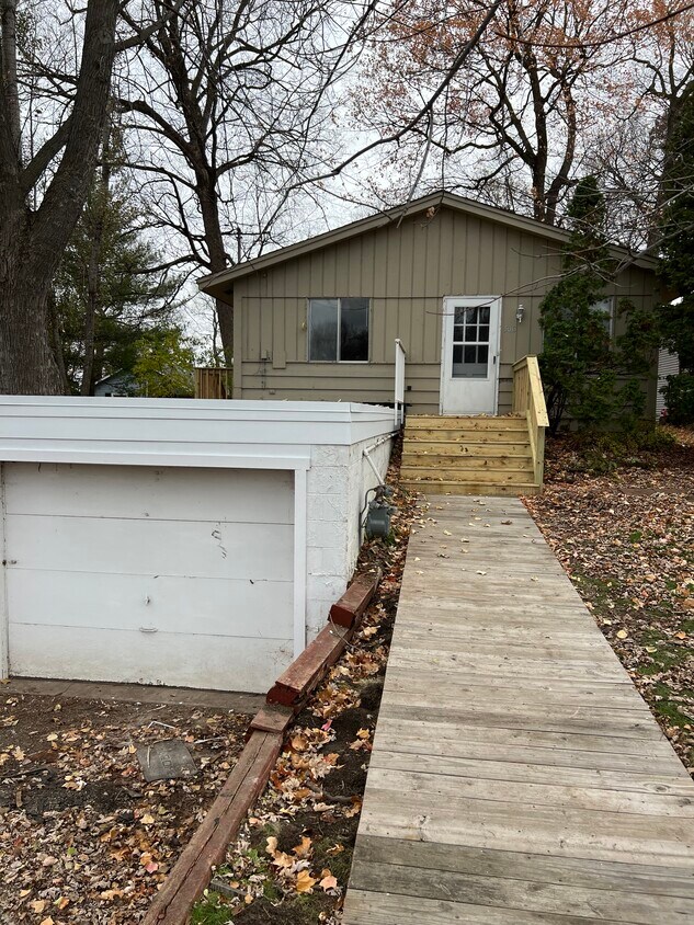 Garaje adjunto con techo nuevo - 5013 Shoreline Dr