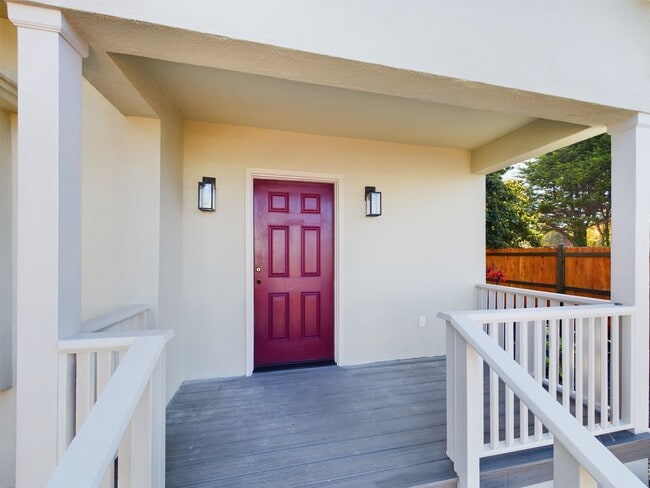 Building Photo - Modern 3BD/ABA duplex home features high-e...