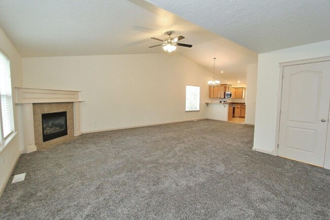 Building Photo - Spacious Craftsman Style Home