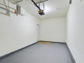 Garage with private entry - Botanica Cottages