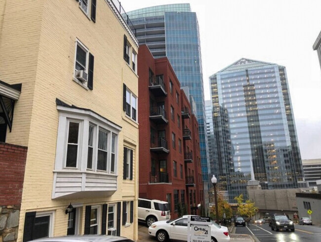 Building Photo - 1501 Key Blvd
