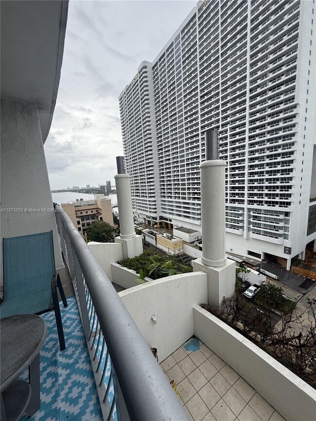 Building Photo - 1750 N Bayshore Dr