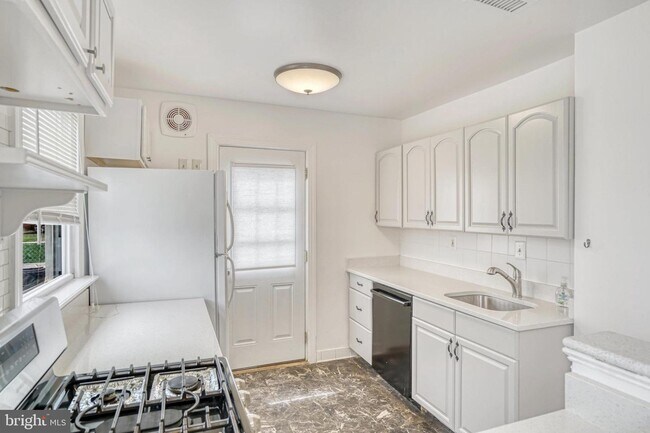 Building Photo - 5608 Tremont Dr