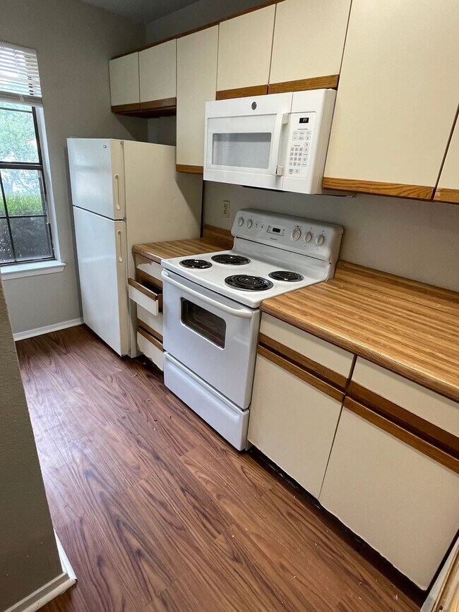 Foto del edificio - 2 Bedroom Condo by UNT