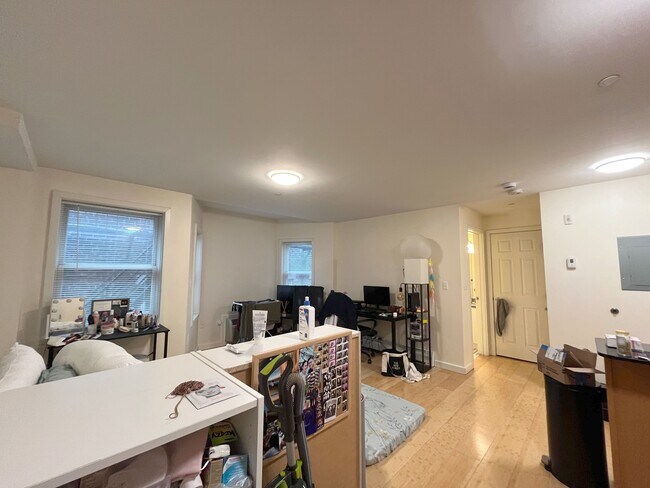 Building Photo - 461 Park Dr