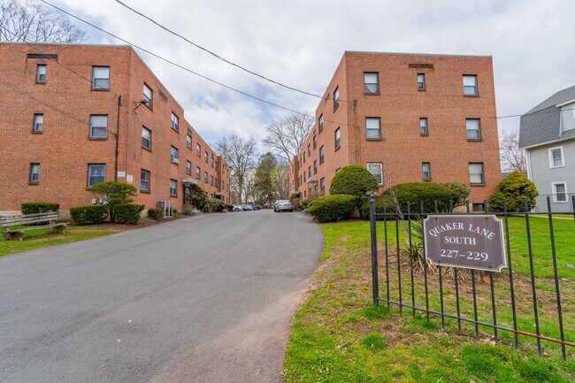 Foto del edificio - 235 Quaker Ln S