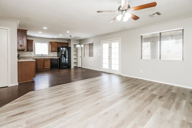Building Photo - 452 S Sabrina