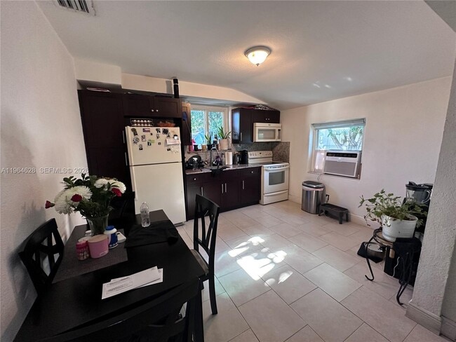 Foto del edificio - 2125 Bay Dr