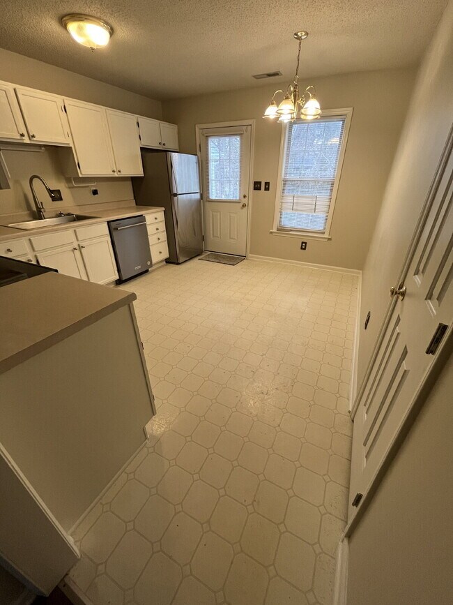 Foto del edificio - "Charming 2-Bed, 2-Bath Retreat in High Point's Peaceful Ambassador Court!"