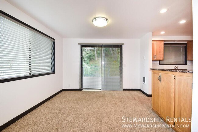 Building Photo - Modern home with an In-Law Suite!